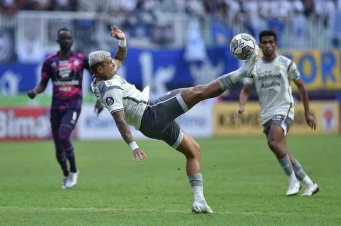 Aksi winger Persib Bandung, Ciro Alves, saat melawan RANS Nusantara FC pada pekan ke-25 Liga 1 2022/2023 di Stadion Pakansari, Bogor, Minggu (19/2/2023). 
