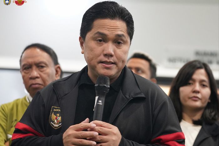 Ketua Umum PSSI Erick Thohir didampingi dua wakilnya, Zainudin Amali dan Ratu Tisha, jumpa pers usai rapat komite eksekutif di Kantor GBK Arena, Jakarta, 18 Februari 2023.