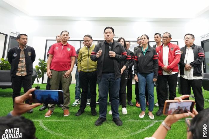 Ketua Umum PSSI Erick Thohir bersama jajarannya menjawab pertanyaan pers. 