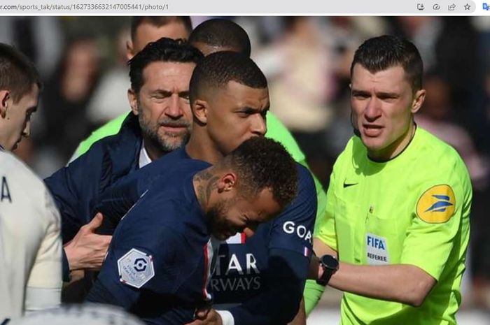 Bintang Paris Saint-Germain (PSG), Neymar Junior, mengalami cedera saat melawan Lille dalam matchday 24 Liga Prancis 2022-2023 di Stadion Parc des Princes, Minggu (19/2/2023).