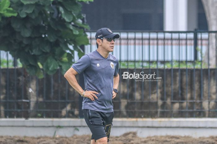 Pelatih timnas U-20 Indonesia, Shin Tae-yong, sedang memantau para pemainnya di Lapangan A, Senayan, Jakarta, Senin (20/2/2022) siang.