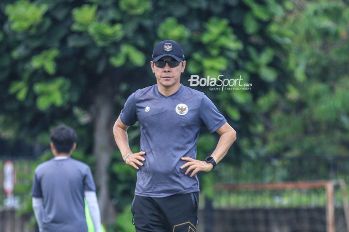 Pelatih timnas U-20 Indonesia, Shin Tae-yong, sedang memantau para pemainnya di Lapangan A, Senayan, Jakarta, Senin (20/2/2022) siang.