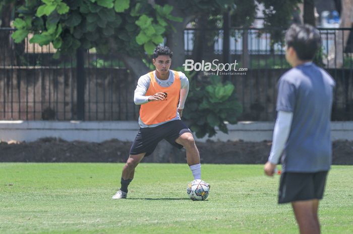 Bek timnas U-20 Indonesia, Muhammad Ferarri, sedang mengusai bola dalam sesi latihan di Lapangan A, Senayan, Jakarta, Senin (20/2/2022) siang.