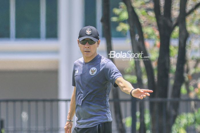 Pelatih timnas U-20 Indonesia, Shin Tae-yong, sedang memberikan intruksi kepada para pemainnya di Lapangan A, Senayan, Jakarta, Senin (20/2/2022) siang.