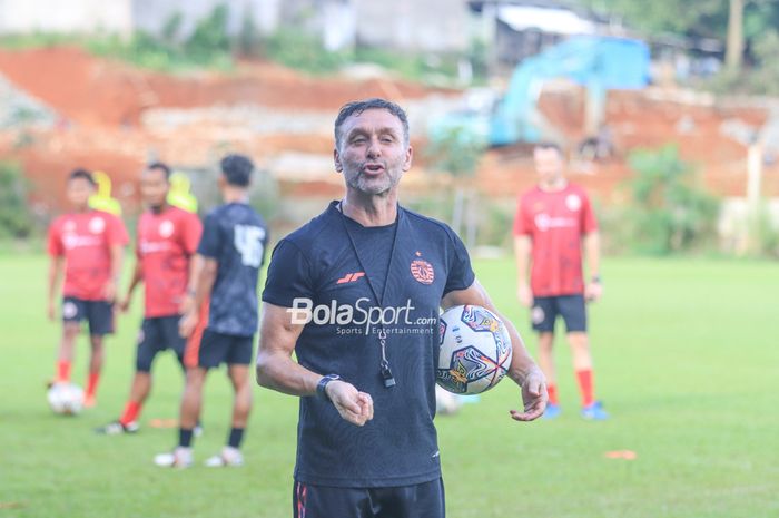 Pelatih Persija Jakarta, Thomas Doll, sedang memberikan intruksi kepada para pemainnya saat berlatih di Lapangan Nirwana Park, Sawangan, Jawa Barat, Senin (20/2/2023) sore.