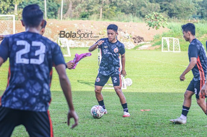 Bek sayap kiri Persija Jakarta, Ilham Rio Fahmi (tengah), sedang menguasai bola saat berlatih di Lapangan Nirwana Park, Sawangan, Jawa Barat, Senin (20/2/2023) sore.