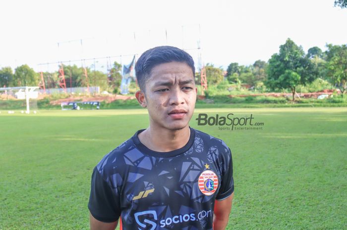 Bek sayap kiri Persija Jakarta, Ilham Rio Fahmi, sedang memberikan keterangan kepada awak media di Lapangan Nirwana Park, Sawangan, Jawa Barat, Senin (20/2/2023) sore.