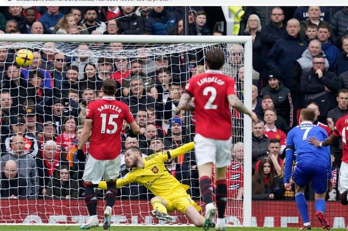 Aksi kiper Manchester United, David De Gea, saat melakukan penyelamatan pada laga kontra Leicester City di Liga Inggris 2022-2023 di Old Trafford, Minggu (19/2/2023).