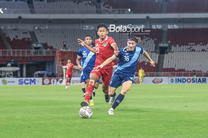 Striker timnas U-20 Indonesia, Ginanjar Wahyu (kiri), sedang mengejar bola dan dijaga ketat bek timnas U-20 Guatemala bernama Jeshua Jasafeth Urizar Batres (kanan) dalam laga turnamen Mini Internasional di Stadion Gelora Bung Karno, Senayan, Jakarta, Selasa (21/2/2023) malam.