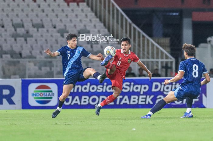 Gelandang timnas U-20 Indonesia, Arkhan Fikri (tengah), sedang menguasai bola dan berusaha direbut pemain timnas U-20 Guatemala bernama  Daniel Alexander Cardoza Diaz (kiri) dalam laga turnamen Mini Internasional di Stadion Gelora Bung Karno, Senayan, Jakarta, Selasa (21/2/2023) malam.