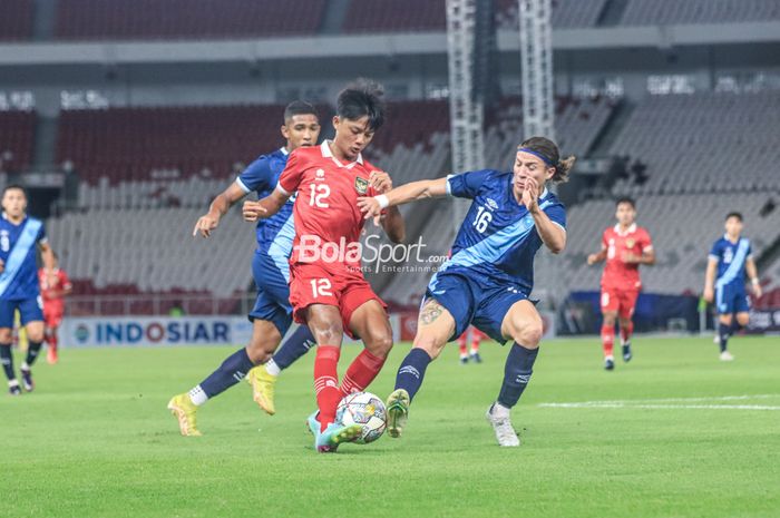 Pemain timnas U-20 Indonesia, Achmad Maulana Syarif (kiri), sedang menguasai bola dan berusaha direbut bek timnas U-20 Guatemala bernama Jeshua Jasafeth Urizar Batres (kanan) dalam laga turnamen Mini Internasional di Stadion Gelora Bung Karno, Senayan, Jakarta, Selasa (21/2/2023) malam.