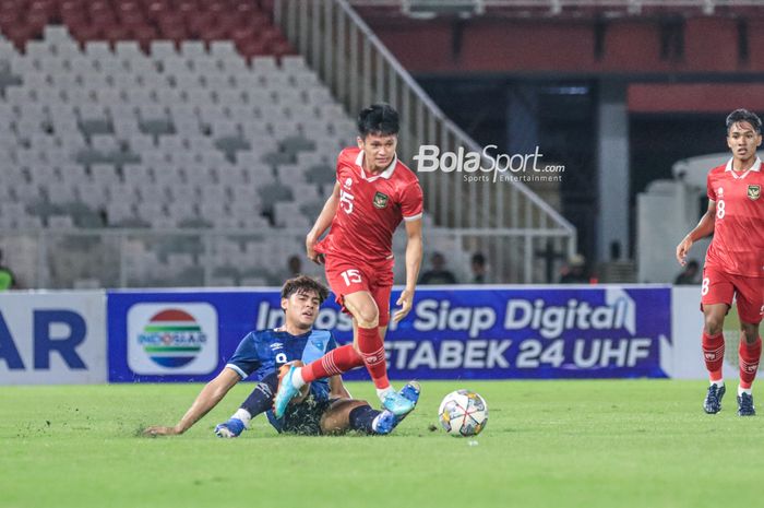 Pemain timnas U-20 Indonesia, Dzaki Asraf Huwaidi (kanan), sedang menguasai bola dan berusaha direbut pemain timnas U-20 Guatemala bernama Jefry Leonardo Bantes Rodriguez (kiri) dalam laga turnamen Mini Internasional di Stadion Gelora Bung Karno, Senayan, Jakarta, Selasa (21/2/2023) malam.