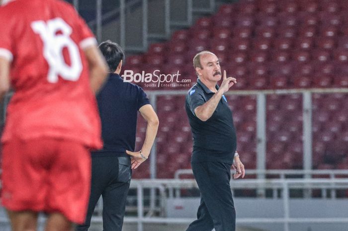 Direktur Teknik timnas U-20 Guatemala, Rafael Loredo Silva (kanan), sempat memprovokasi dengan gerakan tangan dalam laga turnamen Mini Internasional di Stadion Gelora Bung Karno, Senayan, Jakarta, Selasa (21/2/2023) malam.