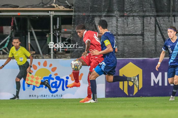 Striker timnas U-20 Indonesia, Hugo Samir (kiri), sedang menguasai bola dalam laga turnamen Mini Internasional di Stadion Gelora Bung Karno, Senayan, Jakarta, Selasa (21/2/2023) malam.