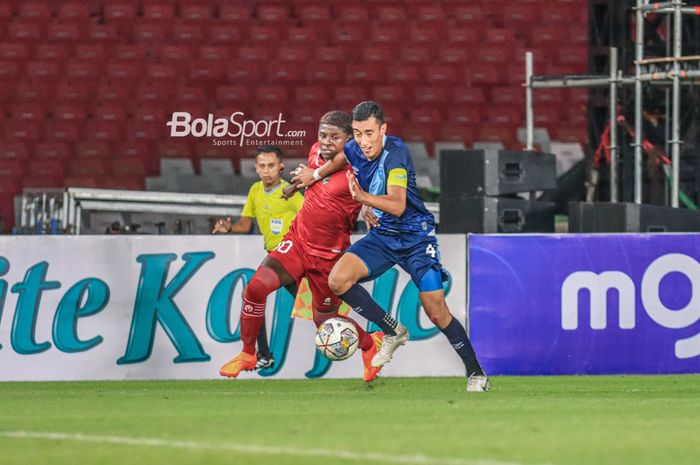 Bek timnas U-20 Guatemala, Mathius Anderson Ricardo Gaitan Romero (kanan), sedang menguasai bola dan berusaha direbut oleh striker timnas U-20 Indonesia bernama Hugo Samir (kiri) dalam laga turnamen Mini Internasional di Stadion Gelora Bung Karno, Senayan, Jakarta, Selasa (21/2/2023) malam.