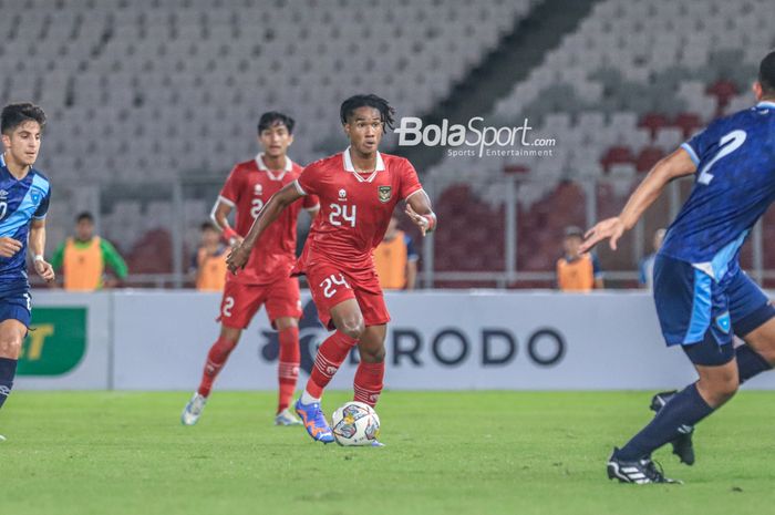 Striker timnas U-20 Indonesia, Ronaldo Kwateh (tengah), sedang menguasai bola saat bertanding dalam laga turnamen Mini Internasional di Stadion Gelora Bung Karno, Senayan, Jakarta, Selasa (21/2/2023) malam.   