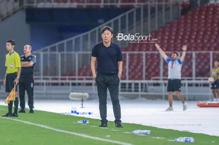 Pelatih timnas U-20 Indonesia, Shin Tae-yong (tengah), sedang memantau para pemainnya bertanding dalam laga Turnamen Mini Internasional di Stadion Gelora Bung Karno, Senayan, Jakarta, Selasa (21/2/2023) malam.