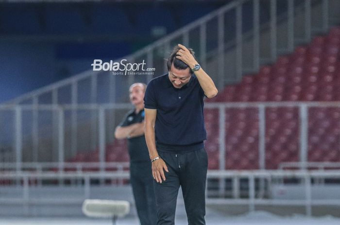 Pelatih timnas U-20 Indonesia, Shin Tae-yong, sempat tertunduk dan memegangi kepalanya saat memantau para pemainnya bertanding dalam laga Turnamen Mini Internasional di Stadion Gelora Bung Karno, Senayan, Jakarta, Selasa (21/2/2023) malam.