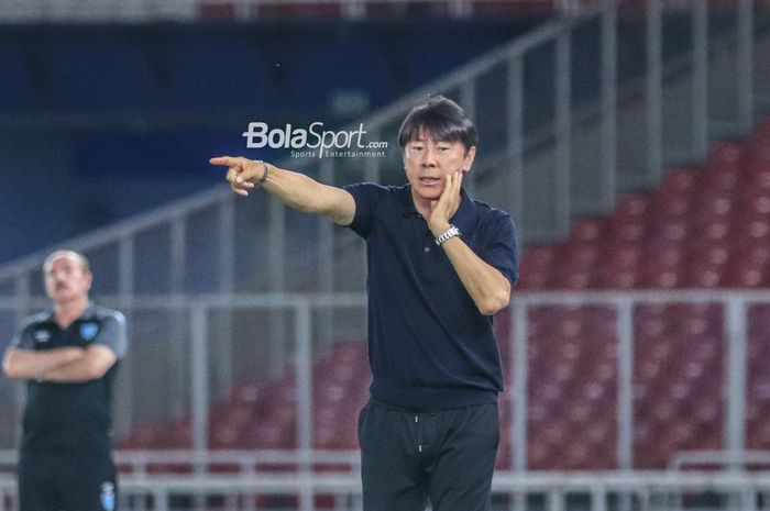 Pelatih timnas U-20 Indonesia, Shin Tae-yong, sedang memberikan intruksi kepada para pemainnya saat bertanding dalam laga Turnamen Mini Internasional di Stadion Gelora Bung Karno, Senayan, Jakarta, Selasa (21/2/2023) malam.