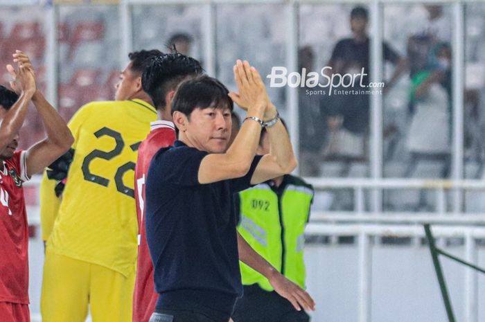 Pelatih timnas U-20 Indonesia, Shin Tae-yong (tengah), sedang memberikan salam kepada sejumlah suporter setelah laga Turnamen Mini Internasional di Stadion Gelora Bung Karno, Senayan, Jakarta, Selasa (21/2/2023) malam.