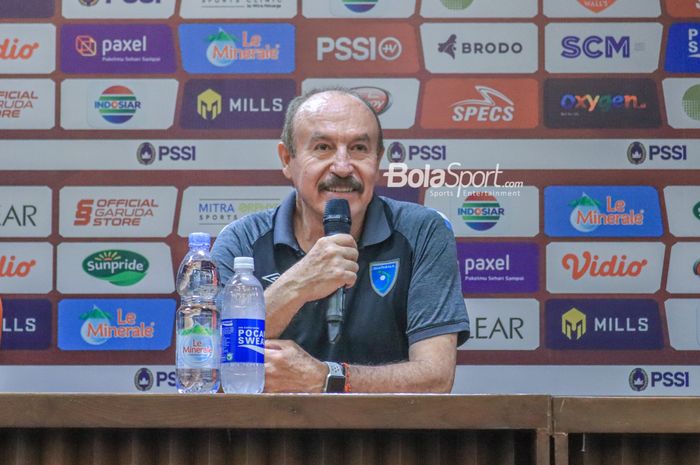 Direktur Teknik timnas U-20 Guatemala, Rafael Loredo Silva, sempat tersenyum saat memberikan keterangan kepada awak media dalam sesi jumpa pers setelah laga Turnamen Mini Internasional di Stadion Gelora Bung Karno, Senayan, Jakarta, Selasa (21/2/2023) malam.