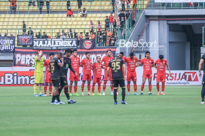 Para pemain Persija Jakarta dan Barito Putera mengheningkan cipta mengenang sosok almarhum Adityo Darmadi jelang bertanding dalam laga pekan ke-26 Liga 1 2022 di Stadion Patriot Candrabhaga, Bekasi, Jawa Barat, Rabu (22/2/2023) siang.