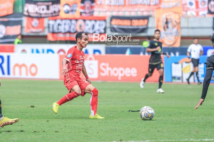 Pemain Persija Jakarta, Riko Simanjuntak, sedang menguasai bola saat bertanding dalam laga pekan ke-26 Liga 1 2022 di Stadion Patriot Candrabhaga, Bekasi, Jawa Barat, Rabu (22/2/2023) siang.