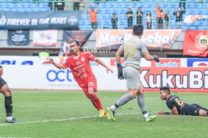 Pemain Persija Jakarta, Riko Simanjuntak, melakukan selebrasi seusai mencetak gol dalam laga pekan ke-26 Liga 1 2022 di Stadion Patriot Candrabhaga, Bekasi, Jawa Barat, Rabu (22/2/2023) siang.