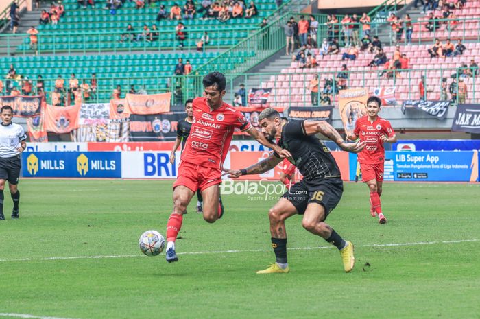 Pemain Persija Jakarta, Aji Kusuma (kiri), sedang menguasai bola dan dijaga ketat bek asing Barito Putera bernama Renan Alves (kanan)saat bertanding dalam laga pekan ke-26 Liga 1 2022 di Stadion Patriot Candrabhaga, Bekasi, Jawa Barat, Rabu (22/2/2023) siang.