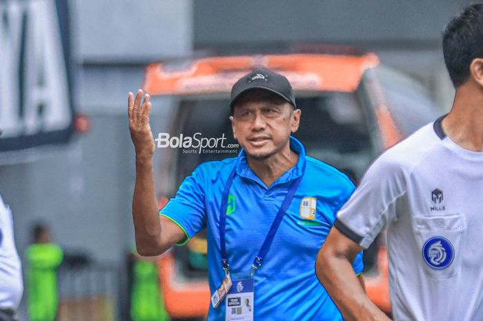 Pelatih Barito Putera, Rahmad Darmawan (kiri), sedang memberikan intruksi kepada para pemainnya dalam laga pekan ke-26 Liga 1 2022 di Stadion Patriot Candrabhaga, Bekasi, Jawa Barat, Rabu (22/2/2023).