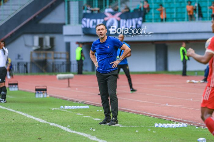 Pelatih Persija Jakarta, Thomas Doll, sedang memantau para pemainnya bertanding dalam laga pekan ke-26 Liga 1 2022 di Stadion Patriot Candrabhaga, Bekasi, Jawa Barat, Rabu (22/2/2023).