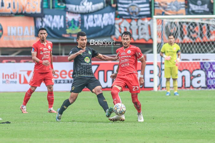 Bek Persija Jakarta, Hansamu Yama Pranata (kanan), sedang menguasai bola dan berusaha direbut pemain Barito Putera bernama Gustavo Henrique Barbosa Freire alias Gustavo Tocantins (kanan) dalam laga pekan ke-26 Liga 1 2022 di Stadion Patriot Candrabhaga, Bekasi, Jawa Barat, Rabu (22/2/2023) siang.