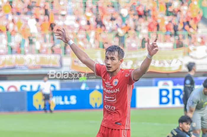 Bek Persija Jakarta, Hansamu Yama Pranata, melakukan selebrasi seusai mencetak gol dalam laga pekan ke-26 Liga 1 2022 di Stadion Patriot Candrabhaga, Bekasi, Jawa Barat, Rabu (22/2/2023) siang.