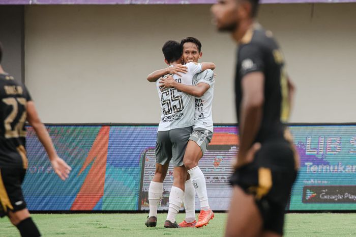 Selebrasi pemain Bali United usai mencetak gol ke gawang dari Dewa United pada laga Liga 1 pekan ke-26 di Indomilk Arena, Kamis (23/2/2023)