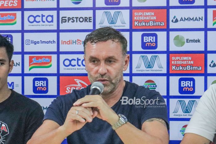 Pelatih Persija Jakarta, Thomas Doll, sedang memberikan keterangan kepada awak media dalam sesi jumpa pers setelah laga pekan ke-26 Liga 1 2022 di Stadion Patriot Candrabhaga, Bekasi, Jawa Barat, Rabu (22/2/2023).