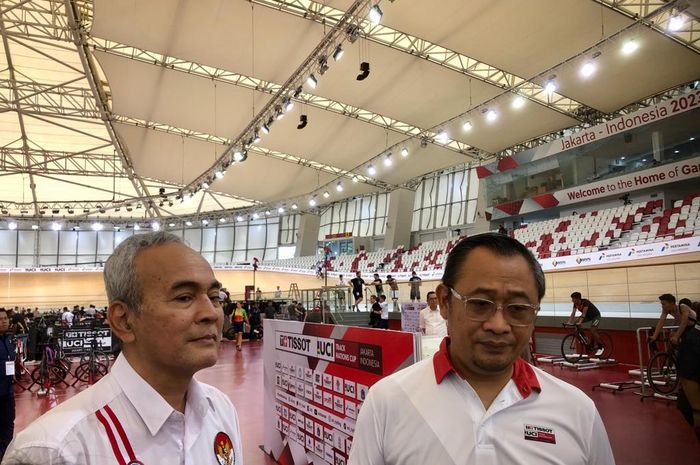 Sekjen PB ISSI, Parama Nugroho (kiri), bersama Kabid Binpres, Budi Saputra (kanan), saat sesi wawancara bersama awak media di Jakarta International Velodrome, Rawamangun, Jakarta, Rabu (22/2/2023).