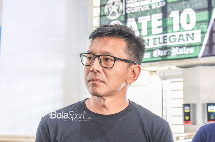 Direktur PT Persib Bandung Bermartabat, Teddy Tjahjono, sedang memberikan keterangan kepada awak media di Stadion Pakansari, Bogor, Jawa Barat, Kamis (23/2/2023).