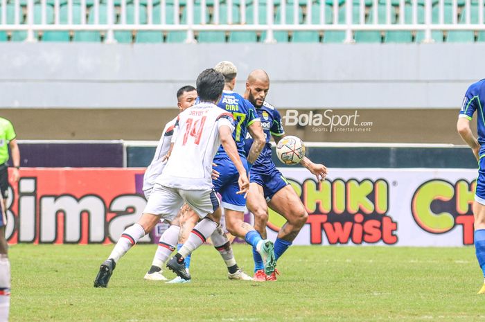 Striker Persib Bandung, David Da Silva (kanan), sedang menguasai bola saat bertanding dalam laga pekan ke-26 Liga 1 2022 di Stadion Pakansari, Bogor, Jawa Barat, Kamis (23/2/2023).