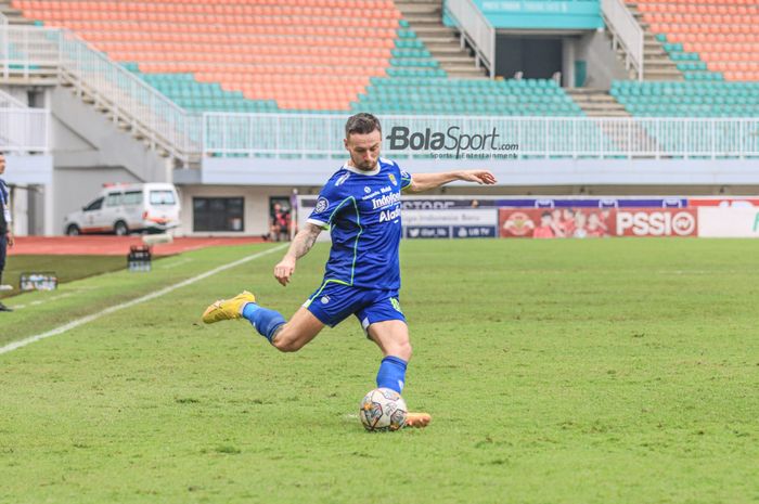 Gelandang Persib Bandung, Marc Klok, akan menendang bola saat bertanding dalam laga pekan ke-26 Liga 1 2022 di Stadion Pakansari, Bogor, Jawa Barat, Kamis (23/2/2023).