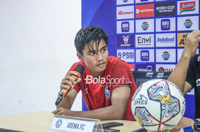 Pemain Arema FC, Tito Hamzah, sedang memberikan keterangan kepada awak media dalam sesi jumpa pers setelah laga pekan ke-26 Liga 1 2022 di Stadion Pakansari, Bogor, Jawa Barat, Kamis (23/2/2023).