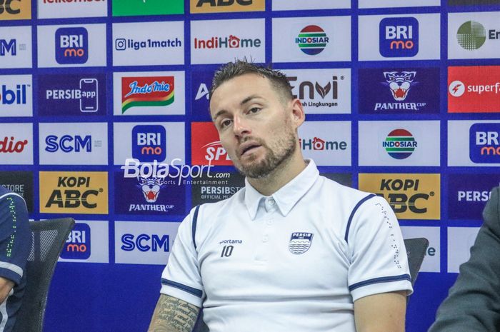 Gelandang Persib Bandung, Marc Klok, saat menghadiri sesi jumpa pers setelah laga pekan ke-26 Liga 1 2022 di Stadion Pakansari, Bogor, Jawa Barat, Kamis (23/2/2023).