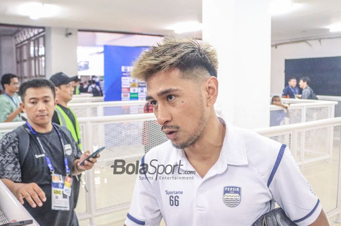 Pemain asing Persib Bandung, Daisuke Sato, sedang memberikan keterangan kepada awak media setelah laga pekan ke-26 Liga 1 2022 di Stadion Pakansari, Bogor, Jawa Barat, Kamis (23/2/2023).