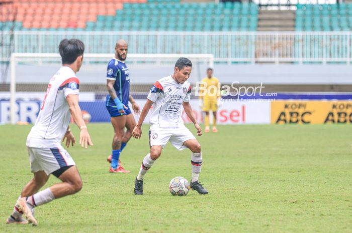 Gelandang Arema FC, Evan Dimas (tengah), sedang menguasai bola saat bertanding dalam laga pekan ke-26 Liga 1 2022 di Stadion Pakansari, Bogor, Jawa Barat, Kamis (23/2/2023).