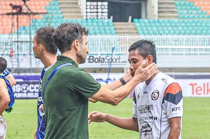 Pelatih Persib Bandung, Luis Milla (kiri), sedang berkomunikasi dengan pemain Arema FC bernama Evan Dimas (kanan) setelah laga pekan ke-26 Liga 1 2022 di Stadion Pakansari, Bogor, Jawa Barat, Kamis (23/2/2023).