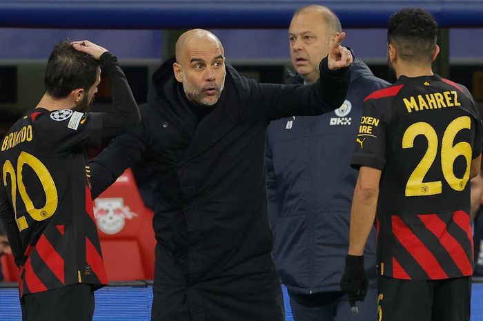 Pelatih Manchester City, Pep Guardiola, memberikan instruksi kepada Riyad Mahrez dalam laga leg pertama babak 16 besar Liga Champions kontra RB Leipzig di Stadion Red Bull Arena, Rabu (22/2/2023).