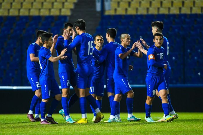 Selebrasi gol para pemain timnas U-20 Uzbekistan usai bukukan gol lawan Oman pada laga uji coba di Pakhtakor Stadium, Pakhtakor, Selasa (21/2/2023).