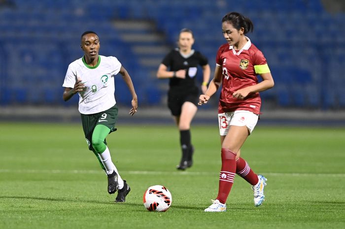 Pemain timnas putri Indonesia, Safira Ika (kanan) menggiring bola dalam laga uji coba melawan Arab Saudi.