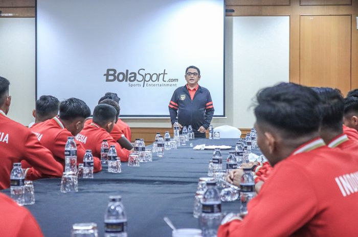 Anggota Komite Eksekutif PSSI sekaligus Manajer timnas U-20 Indonesia, Endri Erawan, sedang memberikan pesan kepada para pemain di Hotel Sultan, Senayan, Jakarta, Jumat (24/2/2023).