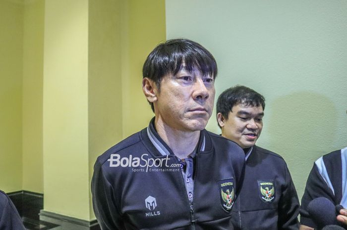 Pelatih timnas U-20 Indonesia, Shin Tae-yong, sedang memberikan keterangan kepada awak media di Hotel Sultan, Senayan, Jakarta, Jumat (24/2/2023).