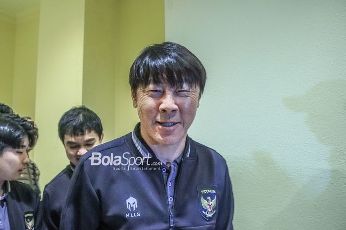 Pelatih timnas U-20 Indonesia, Shin Tae-yong, memberikan senyuman kepada awak media di Hotel Sultan, Senayan, Jakarta, Jumat (24/2/2023).